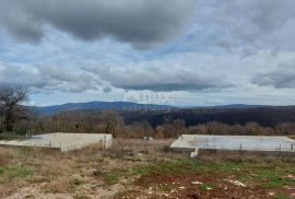 ISTRA, PIĆAN - Zemljište sa započetom gradnjom dvije kuće, rub sela, pogled na prirodu, Pićan, Tierra