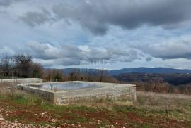 ISTRA, PIĆAN - Zemljište sa započetom gradnjom dvije kuće, rub sela, pogled na prirodu, Pićan, Terreno