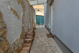 Kuća s garažom i panoramskim pogledom, Crikvenica, Casa