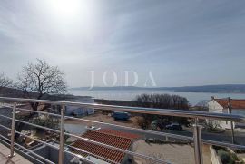 Kuća s garažom i panoramskim pogledom, Crikvenica, House