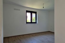 ISTRA, LABIN - Novogradnja s bazenom u mirnom naselju, Labin, House