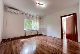 RIJEKA, BULEVARD - povijesna talijanska villa sa 3 etažirana stana, Rijeka, House