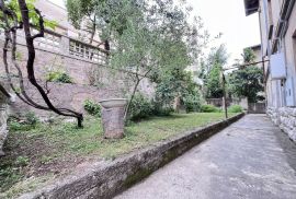 RIJEKA, BULEVARD - povijesna talijanska villa sa 3 etažirana stana, Rijeka, Casa