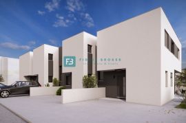 VODICE, novo, dvoetažni stan, dvorište, mirna lokacija, S3, Vodice, Apartamento