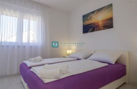 VODICE, novo, namješten stan, 650 m do plaže, 4 spavaće sobe, Vodice, Διαμέρισμα