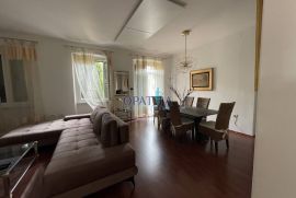 Opatija, u centru, etaža od 97 m2 na 1 katu, 2 balkona, Opatija, Apartamento