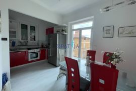 Opatija, u centru, etaža od 97 m2 na 1 katu, 2 balkona, Opatija, Apartamento