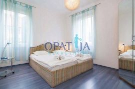 Opatija, u centru, etaža od 97 m2 na 1 katu, 2 balkona, Opatija, Stan