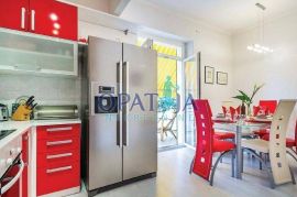 Opatija, u centru, etaža od 97 m2 na 1 katu, 2 balkona, Opatija, Kвартира