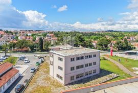 Rovinj, poslovni prostori sa 30 parkirnih mjesta, Rovinj, Commercial property