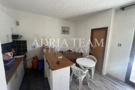 POLOVICA KUĆE S TRI APARTMANA, IZVRSNA POZICIJA! 140 m OD PLAŽE, POVLJANA - PAG, Povljana, Casa