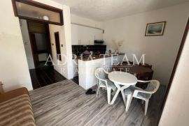 POLOVICA KUĆE S TRI APARTMANA, IZVRSNA POZICIJA! 140 m OD PLAŽE, POVLJANA - PAG, Povljana, House