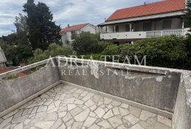 POLOVICA KUĆE S TRI APARTMANA, IZVRSNA POZICIJA! 140 m OD PLAŽE, POVLJANA - PAG, Povljana, Σπίτι