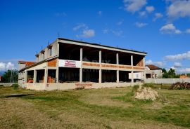 ZADAR, POLJICA BRIG - Neponovljiva prilika! Stambeno-poslovna zgrada s ogromnim dvorištem., Nin, House