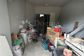 Stan sa garažom i terasom ispred, Kastav, Appartment