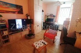 Jedinstven mali salonac Studentski trg, Stari Grad, Flat