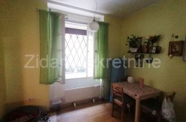 Jedinstven mali salonac Studentski trg, Stari Grad, Flat