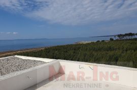 PRIVLAKA - PUNTA - vrhunski apartman sa krovnom terasom prvi red!, Privlaka, Daire