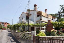 Kuća Prodaje se lijepa kuća, blizu mora u Umagu, Umag, Famiglia