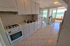 Apartman s pogledom na more 60 m od plaže, Dobrinj, Stan