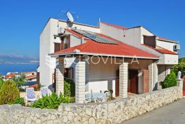 Čiovo, lijepa samostojeća kuća s otvorenim pogledom na more, Trogir, Ev