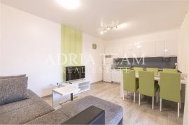 PROLJETNA AKCIJA!!!! APARTMANSKA VILA S BAZENOM, DRUGI RED OD MORA, TIHA I MIRNA POZICIJA! KARLOBAG, Karlobag, Casa