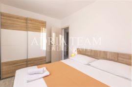 PROLJETNA AKCIJA!!!! APARTMANSKA VILA S BAZENOM, DRUGI RED OD MORA, TIHA I MIRNA POZICIJA! KARLOBAG, Karlobag, House