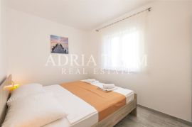 PROLJETNA AKCIJA!!!! APARTMANSKA VILA S BAZENOM, DRUGI RED OD MORA, TIHA I MIRNA POZICIJA! KARLOBAG, Karlobag, Famiglia