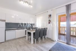 PROLJETNA AKCIJA!!!! APARTMANSKA VILA S BAZENOM, DRUGI RED OD MORA, TIHA I MIRNA POZICIJA! KARLOBAG, Karlobag, Дом