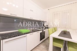 PROLJETNA AKCIJA!!!! APARTMANSKA VILA S BAZENOM, DRUGI RED OD MORA, TIHA I MIRNA POZICIJA! KARLOBAG, Karlobag, Kuća