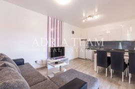 PROLJETNA AKCIJA!!!! APARTMANSKA VILA S BAZENOM, DRUGI RED OD MORA, TIHA I MIRNA POZICIJA! KARLOBAG, Karlobag, House