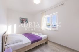 PROLJETNA AKCIJA!!!! APARTMANSKA VILA S BAZENOM, DRUGI RED OD MORA, TIHA I MIRNA POZICIJA! KARLOBAG, Karlobag, Haus