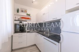 PROLJETNA AKCIJA!!!! APARTMANSKA VILA S BAZENOM, DRUGI RED OD MORA, TIHA I MIRNA POZICIJA! KARLOBAG, Karlobag, Famiglia