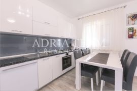 PROLJETNA AKCIJA!!!! APARTMANSKA VILA S BAZENOM, DRUGI RED OD MORA, TIHA I MIRNA POZICIJA! KARLOBAG, Karlobag, House