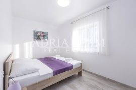 PROLJETNA AKCIJA!!!! APARTMANSKA VILA S BAZENOM, DRUGI RED OD MORA, TIHA I MIRNA POZICIJA! KARLOBAG, Karlobag, Kuća