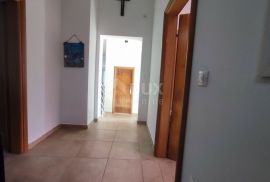 ISTRA, KAVRAN - Prostrana kuća s 3 apartmana i garažom u mirnom dijelu, Marčana, Casa