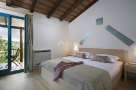 ISTRA, MOTOVUN - Resort, hotel, restoran, apartmani, kamp, kompleks zemljišta, T1, T2, T3, na 32.227 m2 površine, Motovun, Propriété commerciale