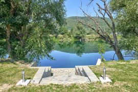 Красивая новая вилла с бассейном и большим садом на берегу реки Уна., Bihać, Дом