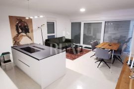 Penthouse 3S+DB sa krovnom terasom i bazenom, Tribunj, Kвартира