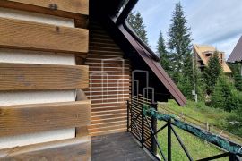 Odlična vikend vila površine stambene 150m2 Dvorišta Jahorina na placu od 500m2, Pale, Kuća