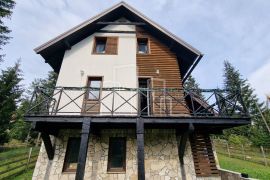 Odlična vikend vila površine stambene 150m2 Dvorišta Jahorina na placu od 500m2, Pale, Ev