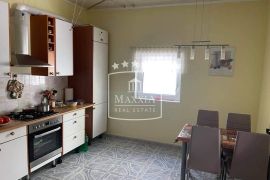 Maslenica - kuća 296m2 drugi red do mora, izvrsna lokacija! 390000€, Jasenice, Maison