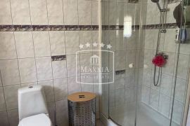 Maslenica - kuća 296m2 drugi red do mora, izvrsna lokacija! 390000€, Jasenice, Casa