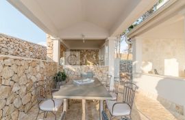 Mediterranes Steinhaus mit Pool und Meerblicken in ruhiger Umgebung!, Pag, بيت