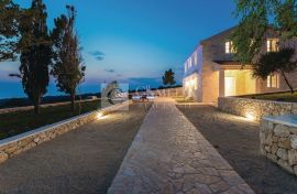 Mediterranes Steinhaus mit Pool und Meerblicken in ruhiger Umgebung!, Pag, Ev