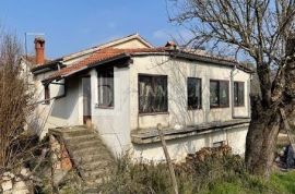 Motovun, samostojeća kuća za adaptaciju sa predivnim pogledom!, Motovun, Kuća