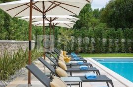 Luksuzna vila sa bazenom i sportskim terenima u srcu Istre!, Kanfanar, Ev
