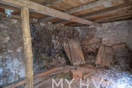 Kamena Kuća sa Građevinskim Zemljištem u Dolu, Stari Grad, Ev