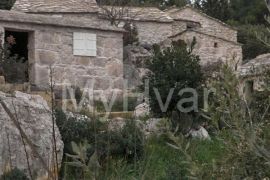 Kameno selo u Basini, Stari Grad, House