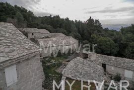 Kameno selo u Basini, Stari Grad, Ev